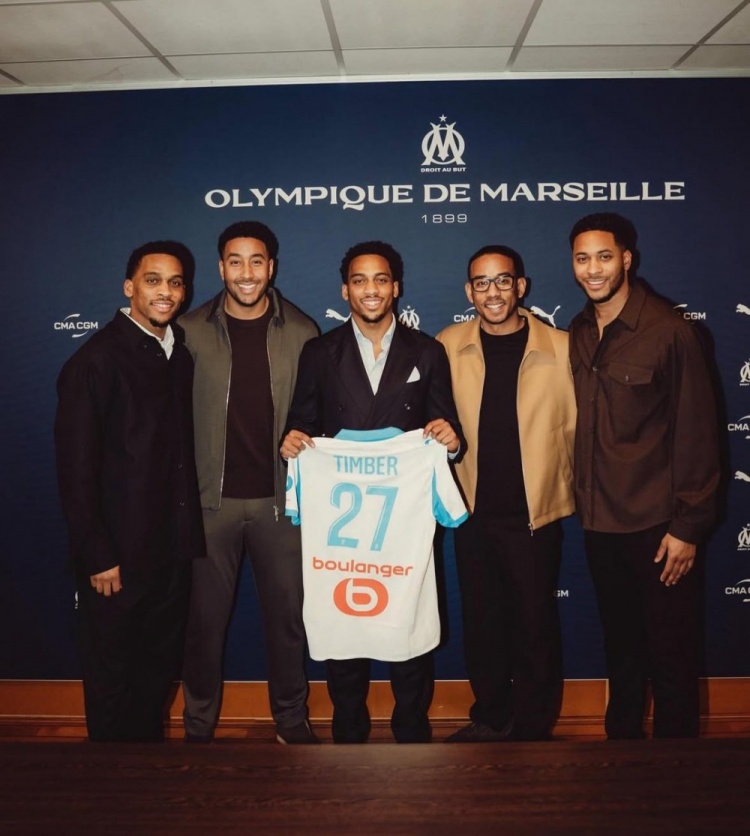 世界杯官方平台-一共五兄弟!朱利安·廷伯参加双胞胎昆滕·廷伯加盟马赛签约仪式